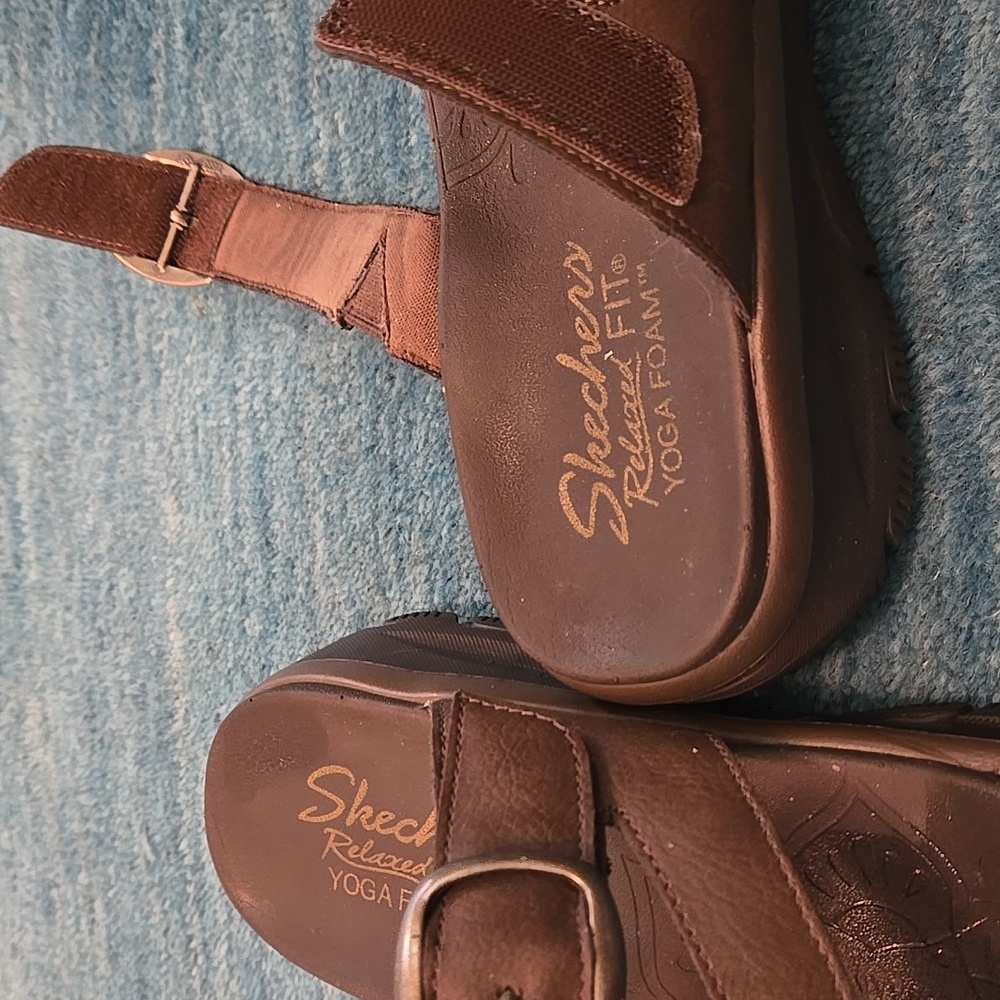 Like New! Sketchers Relaxed Fit Yoga Foam With Velcro Strap. - Picture 4 of 6